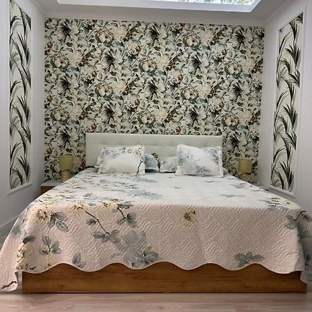 Golden Garden Luxury Apartment In ブカレスト エクステリア 写真