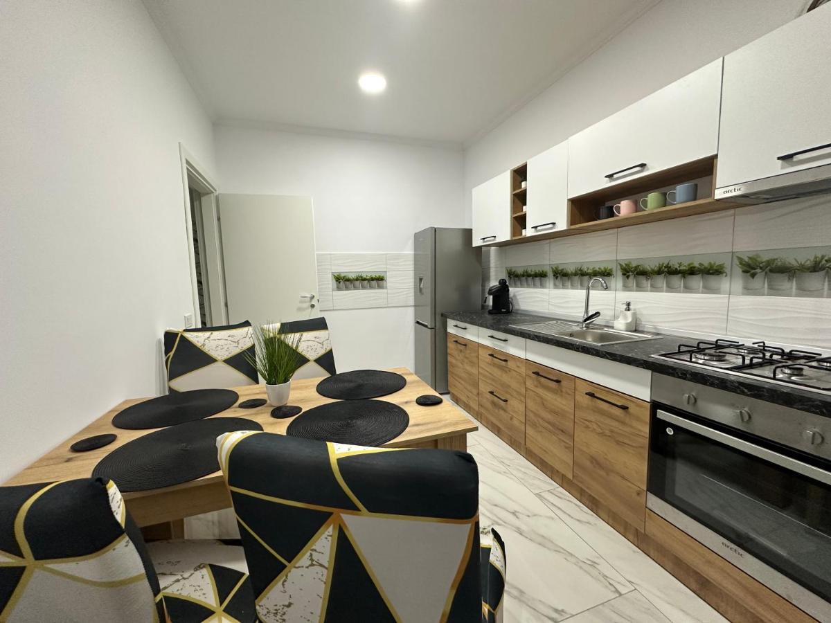 Golden Garden Luxury Apartment In ブカレスト エクステリア 写真
