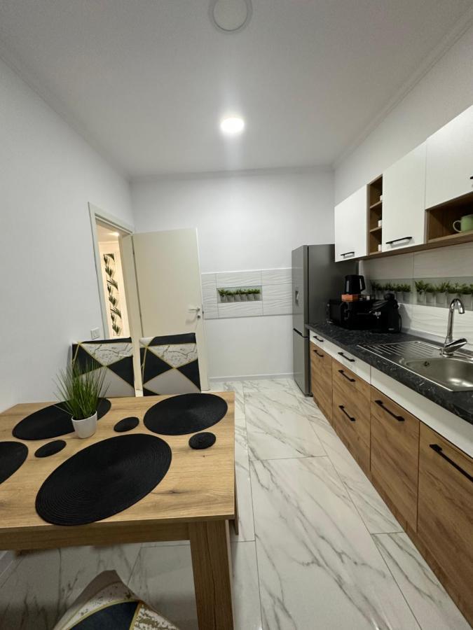 Golden Garden Luxury Apartment In ブカレスト エクステリア 写真