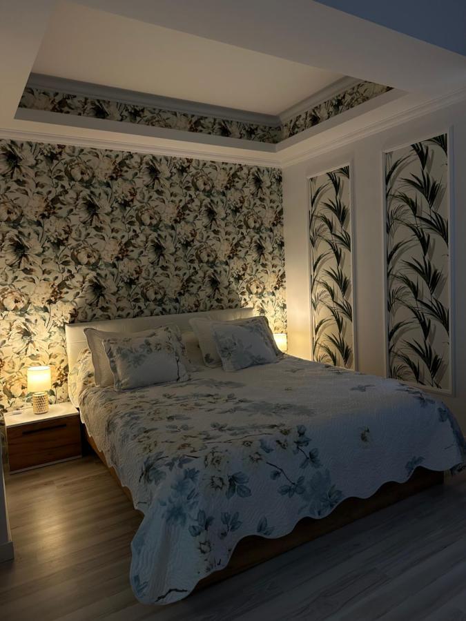 Golden Garden Luxury Apartment In ブカレスト エクステリア 写真