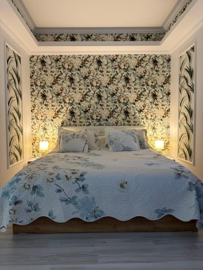 Golden Garden Luxury Apartment In ブカレスト エクステリア 写真